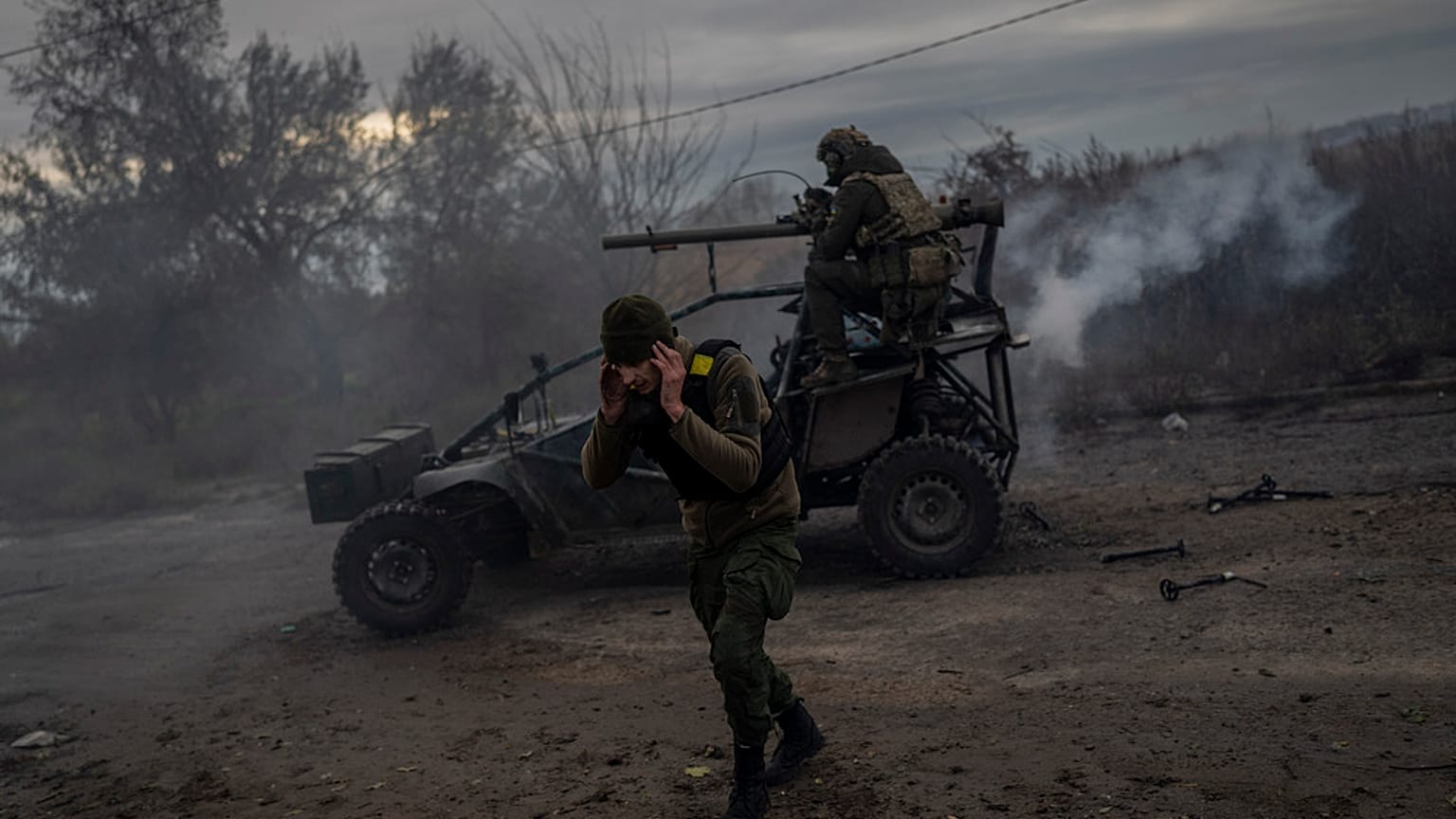 الجنود الأوكرانيون يطلقون النار تجاه مواقع روسية على الجبهة قرب خيرسون، جنوب أوكرانيا، يوم الأربعاء 23 نوفمبر 2022. (صورة أسوشيتد برس/ برنات أرماغو)