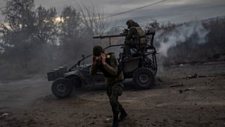 الجنود الأوكرانيون يطلقون النار تجاه مواقع روسية على الجبهة قرب خيرسون، جنوب أوكرانيا، يوم الأربعاء 23 نوفمبر 2022. (صورة أسوشيتد برس/ برنات أرماغو)