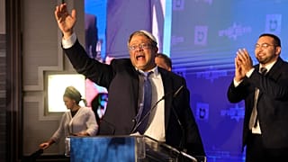 عضو الكنيست الإسرائيلي اليميني المتطرف ورئيس حزب «القوة اليهودية»، إيتمار بن غفير، يشير بيده بعد صدور النتائج الأولى لاستطلاعات الخروج في الانتخابات البرلمانية الإسرائيلية،