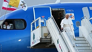 البابا ليو الرابع عشر يصل إلى مطار بيروت الدولي ، لبنان ، الأحد ، نوفمبر. 30, 2025. 