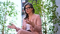 A relatora especial da ONU para os direitos dos palestinianos, Francesca Albanese, durante uma entrevista à Associated Press em Roma, em julho passado
