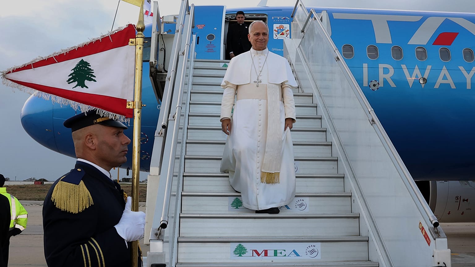 Papa Leone XIV al suo arrivo all'aeroporto di Beirut, il 20 novembre 2025