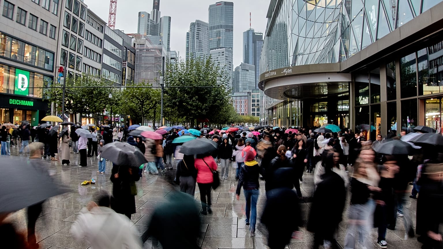 Fotónk illusztráció - járókelők Frankfurt belvárosában