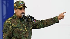 Ο πρόεδρος της Βενεζουέλας Νικολάς Μαδούρο μιλάει κατά τη διάρκεια μιας διαδήλωσης πολιτών και στρατιωτών που διοργανώνει η κυβέρνηση στο Καράκας της Βενεζουέλας, 25 Νοεμβρίου 2025.