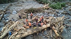 Des sauveteurs recherchent des victimes d'inondations à Tanah Datar, dans l'ouest de Sumatra, en Indonésie, le dimanche 30 novembre 2025. (AP Photo/Nazar Chaniago)