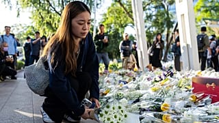 Az áldozatok előtt rója le kegyeletét egy nő Hongkong Tai Po kerületében 2025. november 29-én, miután megkezdődött a háromnapos gyász