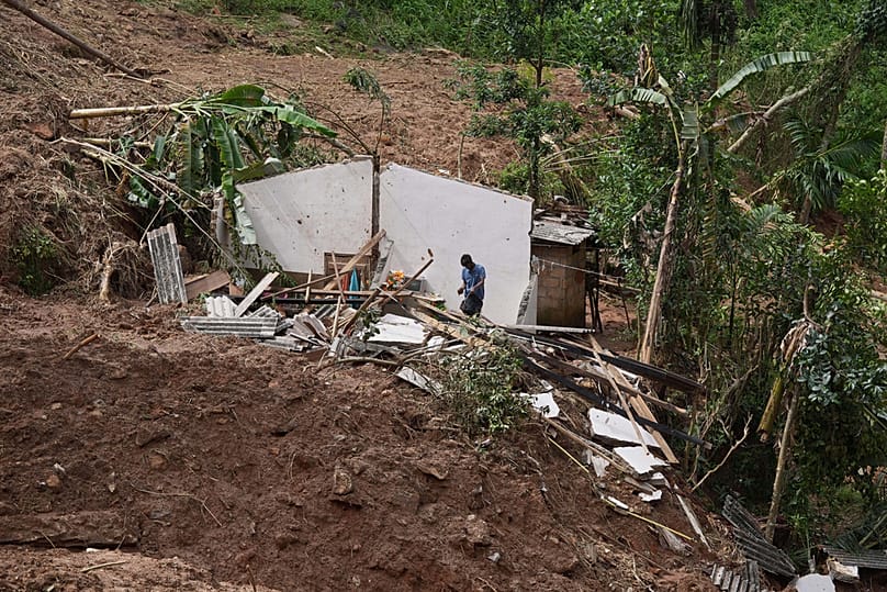 Выживший на руинах дома в Сарасавигама в Канди, Шри-Ланка, 1 декабря 2025 года