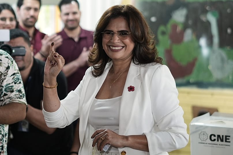 Kandidatin Rixi Moncada bei der Stimmabgabe in Honduras