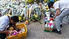 Des larmes coulent tandis que les endeuillés font la queue pour rendre hommage aux victimes de l’incendie de Tai Po