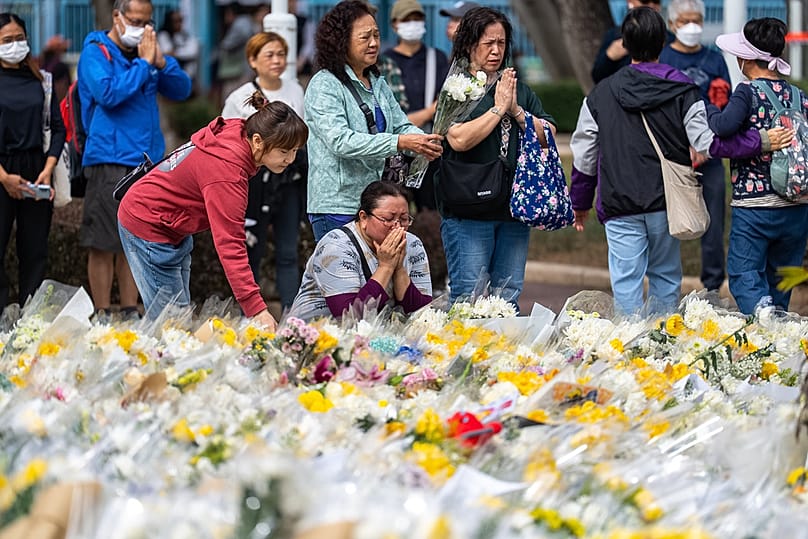 Οι πολίτες άφησαν λευκά λουλούδια και χρυσάνθεμα, στην κινεζική κουλτούρα συμβολίζουν το πένθος