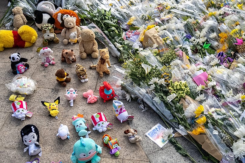 Μαζί με τα λουλούδια οι πολίτες άφησαν και μερικά παιχνίδια, στη μνήμη των παιδιών που χάθηκαν στην τραγωδία 