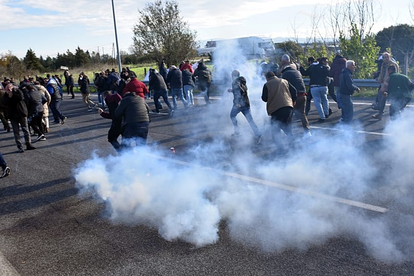 Αστυνομικοί κάνουν χρήση χημικών κατά τη διάρκεια των αγροτκών κινητοποιήσεων στη Νίκαια Λάρισας, Κυριακή 30 Νοεμβρίου 2025.