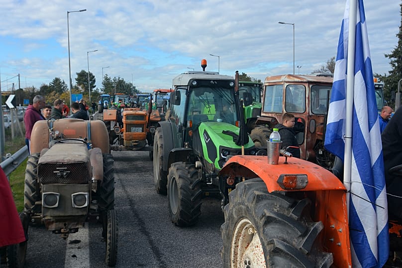 Αγρότες παρατάσσουν τα τρακτέρ τους κατά τη διάρκεια των αγροτκών κινητοποιήσεων στην ΠΑΘΕ, στον κόμβο της Νίκαιας Λάρισας,