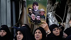 أنصار حزب الله يحملون صورًا لرئيس أركانه هيثم طبطبائي ومقاتلين خلال جنازتهم في الضاحية الجنوبية لبيروت، لبنان، يوم الإثنين، 24 نوفمبر 2025.