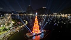 Un sapin de Noël flottant est illuminé sur la plage de Botafogo pour marquer la saison des fêtes à Rio de Janeiro, dimanche 30 novembre