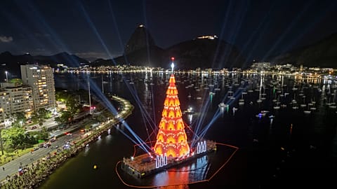 Un árbol de Navidad flotante se ilumina en la playa de Botafogo para marcar la temporada navideña en Río de Janeiro, el domingo 30 de noviembre