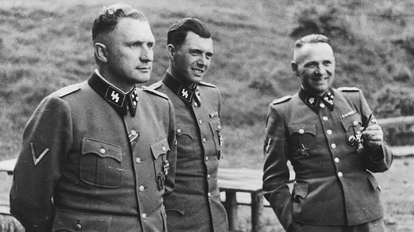 Josef Mengele (középen), Richard Baerrel (balra), Auschwitz parancsnoka és Rudolf Hoess, Auschwitz előző parancsnoka, 1944