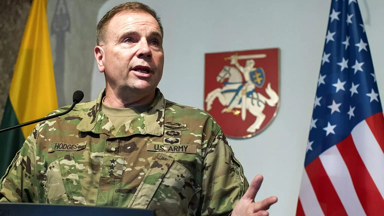 DOSSIER : Le commandant de l'armée américaine en Europe, le général de corps d'armée Ben Hodges, s'exprime lors d'une conférence de presse à Vilnius, le 7 mars 2017.