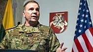 DOSSIER : Le commandant de l'armée américaine en Europe, le général de corps d'armée Ben Hodges, s'exprime lors d'une conférence de presse à Vilnius, le 7 mars 2017.