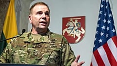 DOSYA: ABD Avrupa Ordusu Komutanı Korgeneral Ben Hodges Vilnius'ta düzenlenen bir basın toplantısında konuşuyor, 7 Mart 2017