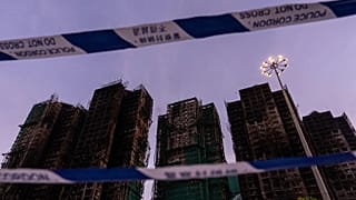 Spalone budynki na miejscu pożaru w Wang Fuk Court w Hongkongu, 28 listopada 2025 r.