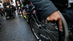 Des personnes en fauteuil roulant participent à une manifestation dans le centre d'Athènes, le mardi 13 décembre 2011