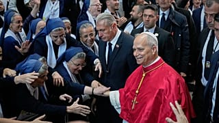 مجموعة من الراهبات يسلمن على البابا ليو الرابع عشر لدى وصوله إلى البازيليك الكاثوليكي في حريصا، لبنان، يوم الاثنين 1 ديسمبر 2025