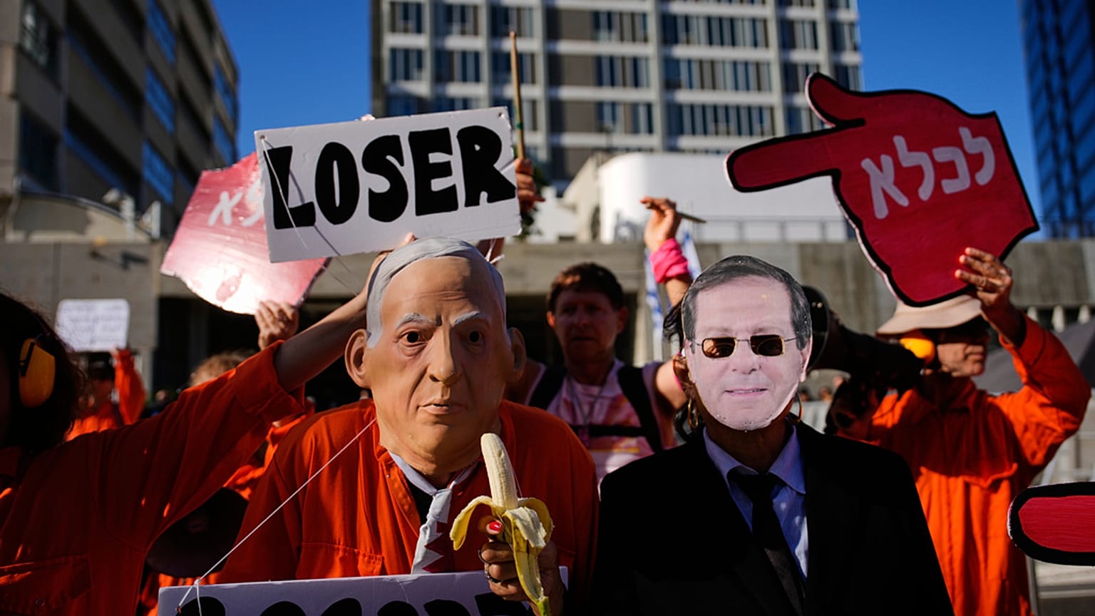 يتظاهر الناس ضد رئيس الوزراء بنيامين نتنياهو خارج محكمة تل أبيب يوم الاثنين 1 ديسمبر 2025، بعد يوم من طلبه العفو من رئيس البلاد وسط محاكمته المستمرة بتهمة الفساد 