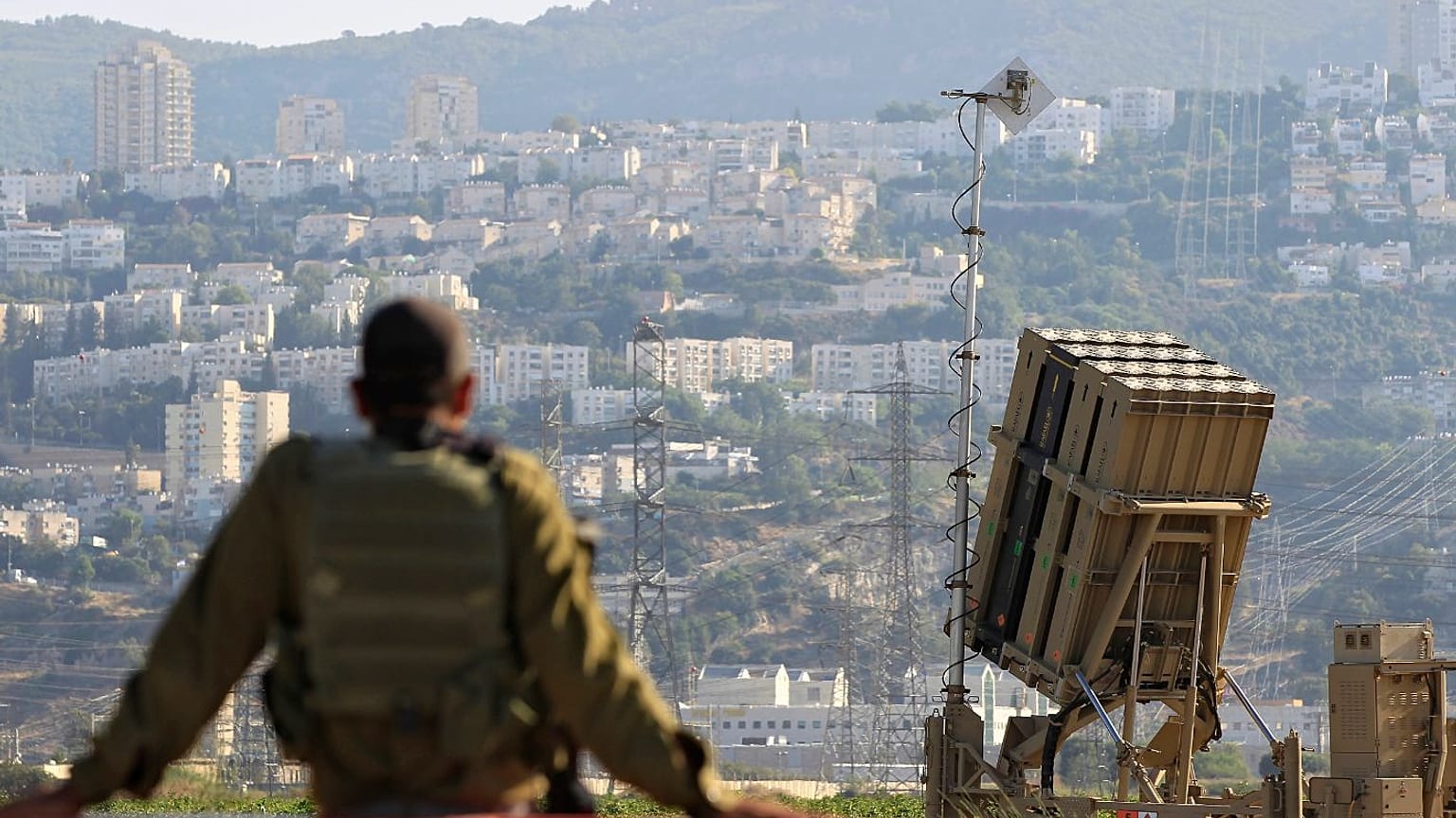 یک سرباز اسرائیلی در کنار سامانه گنبد آهنین