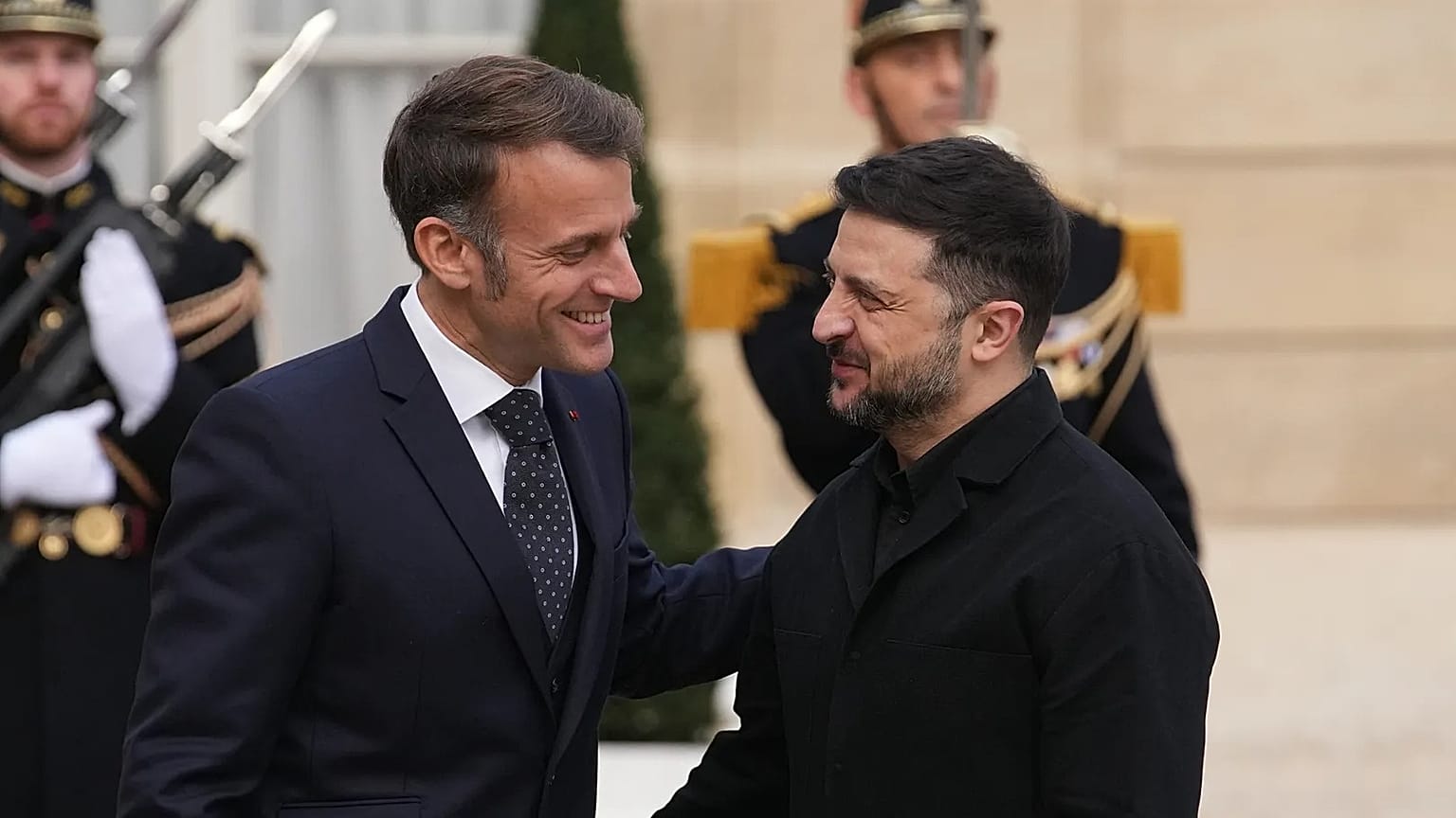 French President Emmanuel Macron welcomes Ukrainian President Volodymyr Zelenskyy in Paris, 1 December, 2025 
