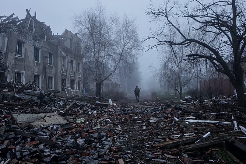 A Ukrainian soldier goes along a street in the frontline town of Kostyantynivka, 28 November, 2025