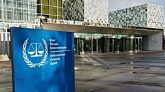 Gesamtansicht der Außenanlagen des Internationalen Strafgerichtshofs in Den Haag, 12. März 2025