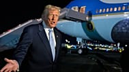 Az amerikai elnök az Air Force One-ba való beszállás előtt beszél újságírókkal