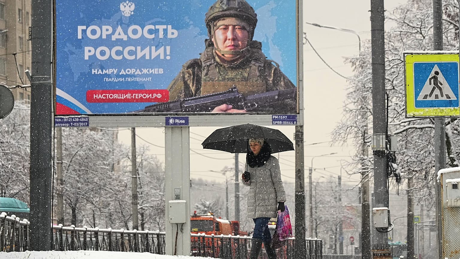 Рекламный щита с изображением российского солдата, участвующего в боевых действиях в Украине. Санкт-Петербург, Россия, 24 ноября 2025 года.