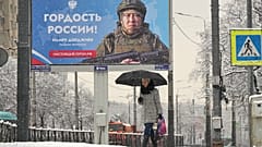 Ukrayna'da savaşan bir Rus askerini tasvir eden bir reklam panosu. Petersburg, Rusya, 24 Kasım 2025.