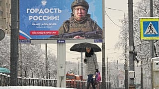 Рекламный щита с изображением российского солдата, участвующего в боевых действиях в Украине. Санкт-Петербург, Россия, 24 ноября 2025 года.