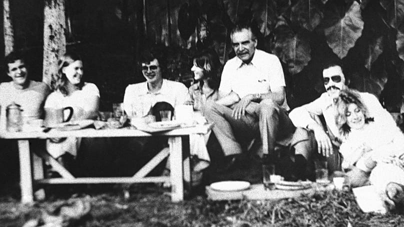 مردی که پلیس او را یوزف منگله، جنایتکار جنگی نازی می‌داند، نفر سوم از سمت راست، در عکس پیک‌نیک با دوستانش در سائوپائولو، برزیل