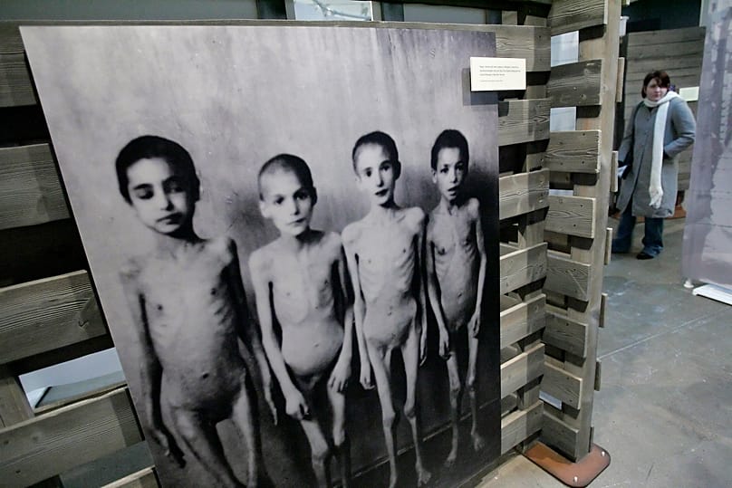 گروهی از کودکان کولی که موضوع تحقیقات دکتر یوزف منگله در آشویتس بین سال‌های ۱۹۴۳ تا ۱۹۴۵ بودند در نمایشگاه «پزشکی کشنده: خلق نژاد برتر» در ۲۷ فوریهٔ ۲۰۰۷ در موزهٔ اندی وارهول 