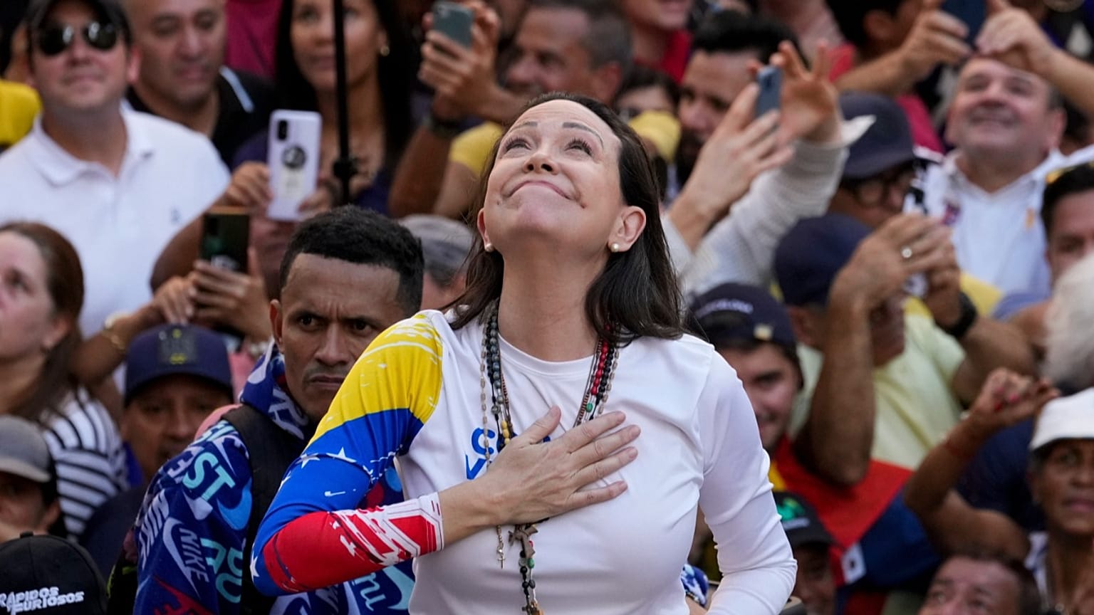 La líder de la oposición venezolana, María Corina Machado, se dirige a sus partidarios en una protesta contra el presidente Nicolás Maduro en Caracas, el 9 de enero de 2025.
