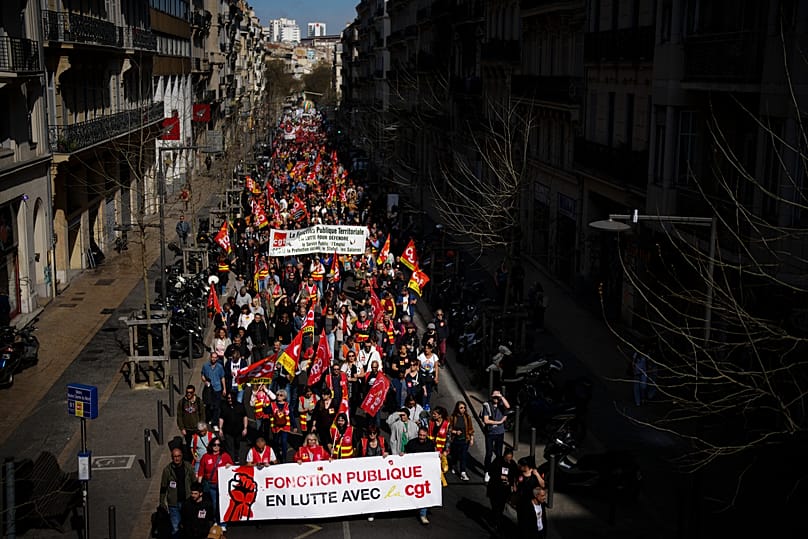 Des fonctionnaires défilent lors d'une manifestation à Marseille, dans le sud de la France, le mardi 19 mars 2024.