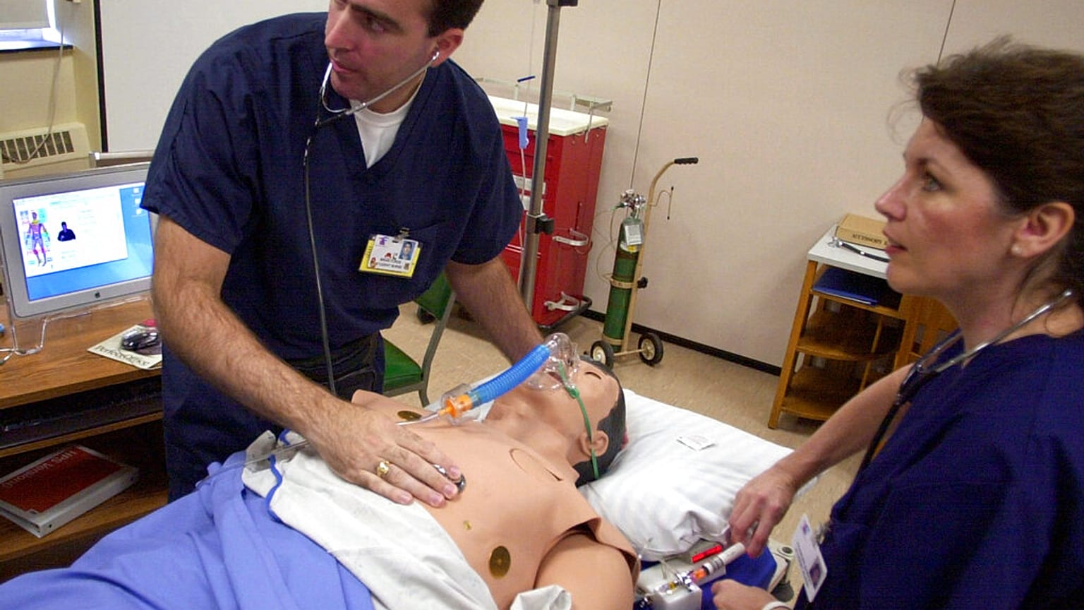 فحص قلب مريض 