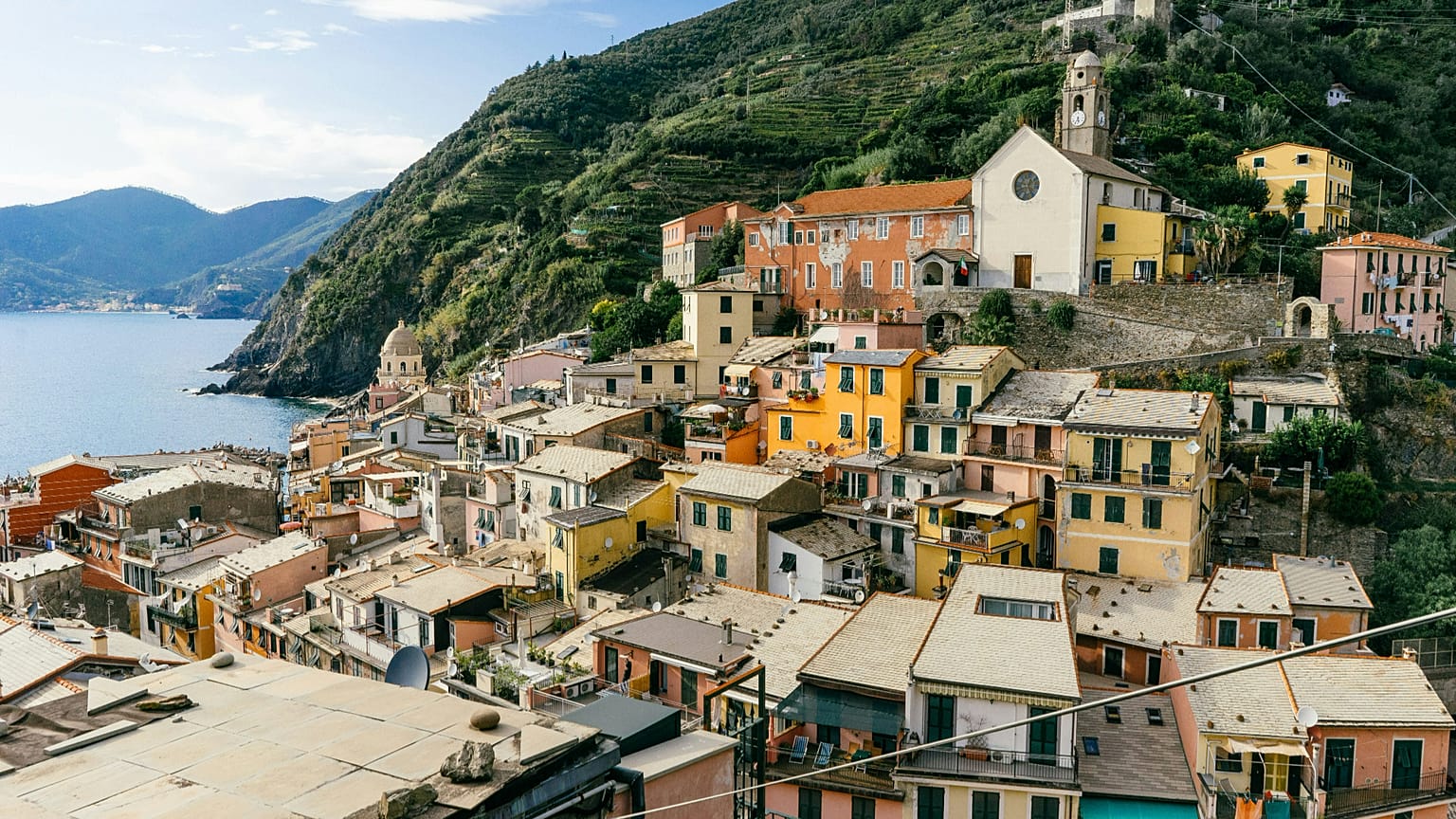 غالبًا ما يكون العملاء شديدي التأثر عندما يطؤون أخيرًا بلدة أسلافهم.