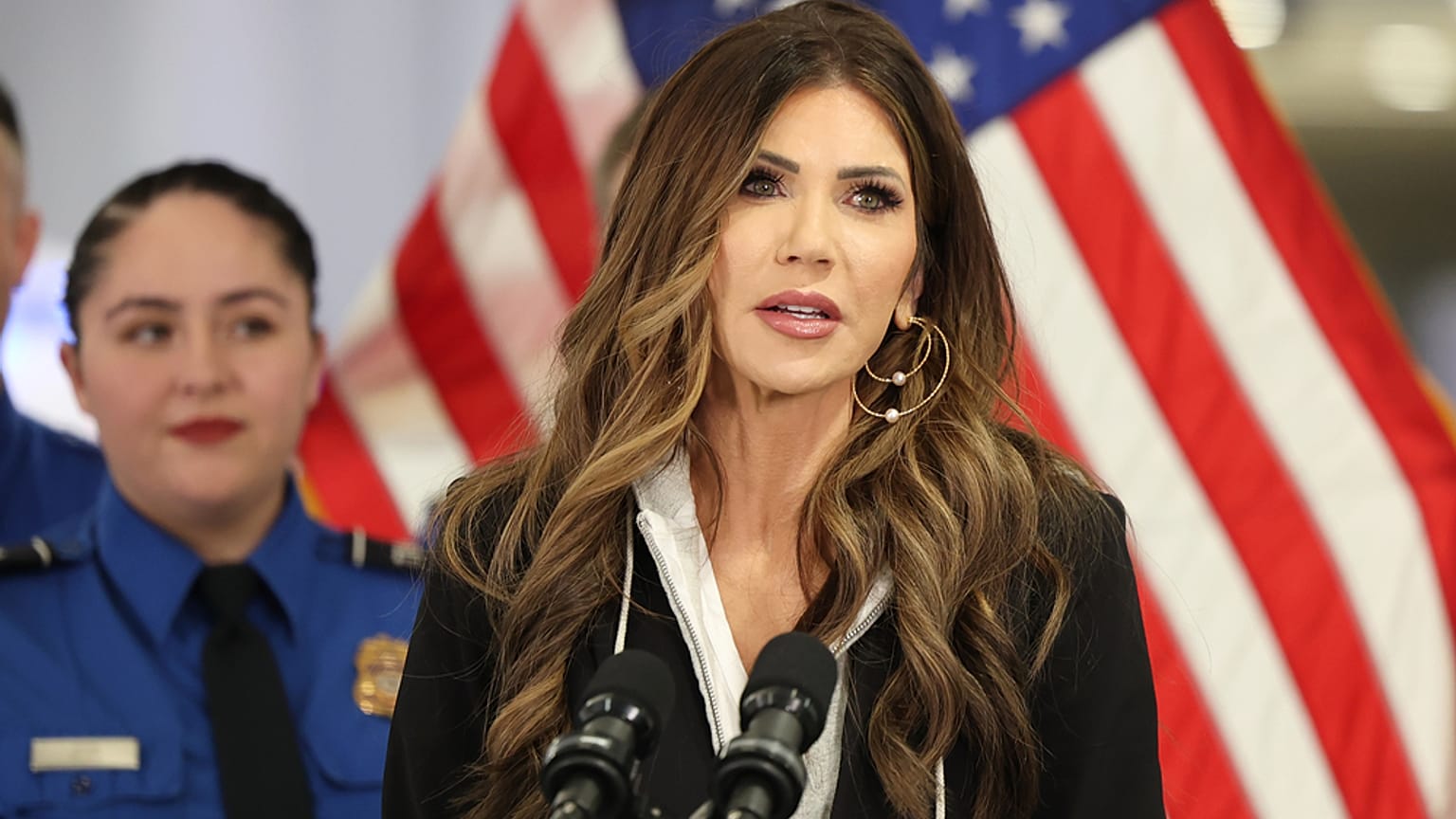 وزيرة الأمن الداخلي الأمريكية كريستي نوم تتحدث في مؤتمر صحفي بمطار هاري ريد الدولي، يوم السبت 22 نوفمبر 2025، في لاس فيغاس. (صورة أسوشيتد برس/ روندا تشيرتشيل)