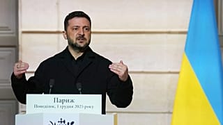 الرئيس الأوكراني فولوديمير زيلينسكي يلقي كلمة خلال مؤتمر صحافي مشترك في قصر الإليزيه في باريس، في 1 ديسمبر 2025.