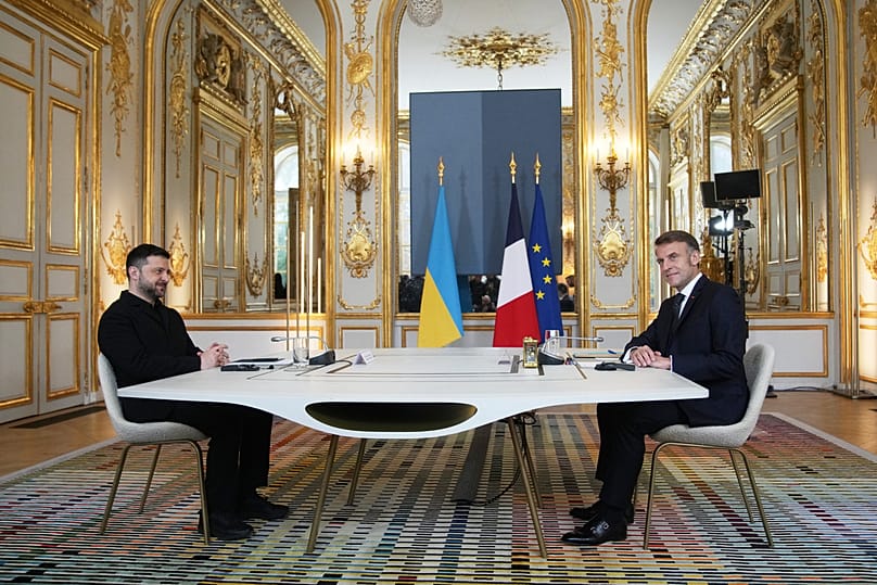 الرئيس الفرنسي إيمانويل ماكرون والرئيس الأوكراني فولوديمير زيلينسكي قبل لقائهما في قصر الإليزيه في باريس، في 1 ديسمبر 2025.