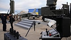 Bir Rafale savaş uçağı, insansız hava araçları ve mühimmat, Ukrayna Devlet Başkanı Volodymyr Zelenskyy'nin Paris yakınlarındaki Villacoublay hava üssüne varışından önce görülüyor, 17 Kasım 2025