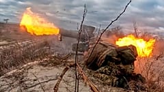 Bir Rus ordusu askeri, açıklanmayan bir yerde bir Ukrayna mevzisine doğru bir Fagot tanksavar füze sistemi ateşliyor, 7 Kasım, 2025