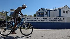 Bisikletli bir adam, bir polis karakolunun önünden geçerken, 7 Ekim 2024