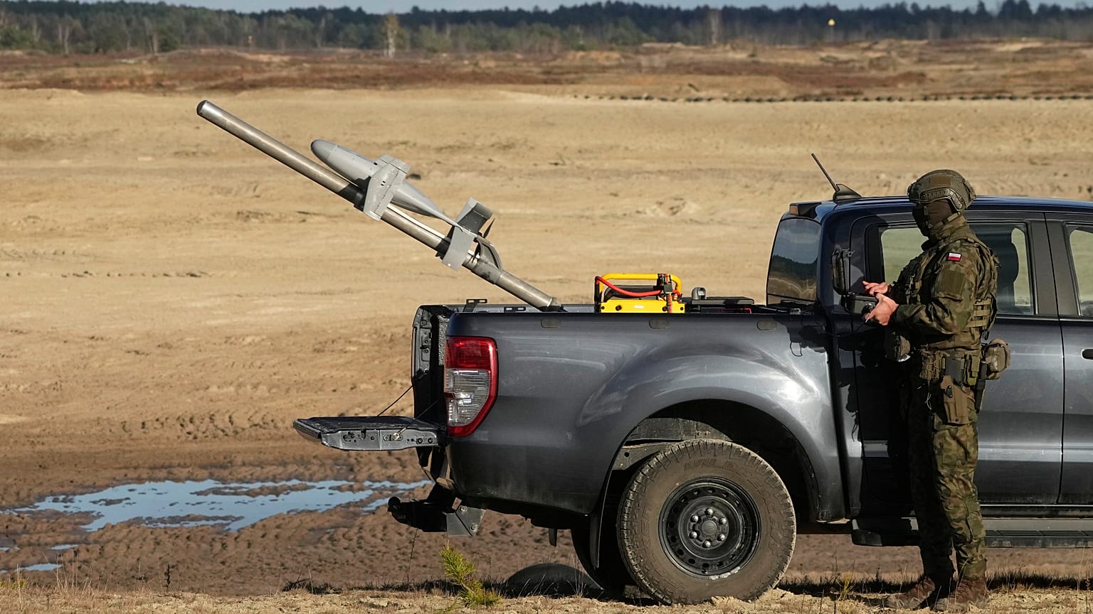 Militares preparan el lanzamiento de un dron.