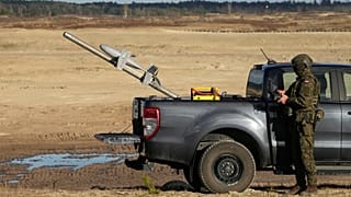 Militares preparan el lanzamiento de un dron.